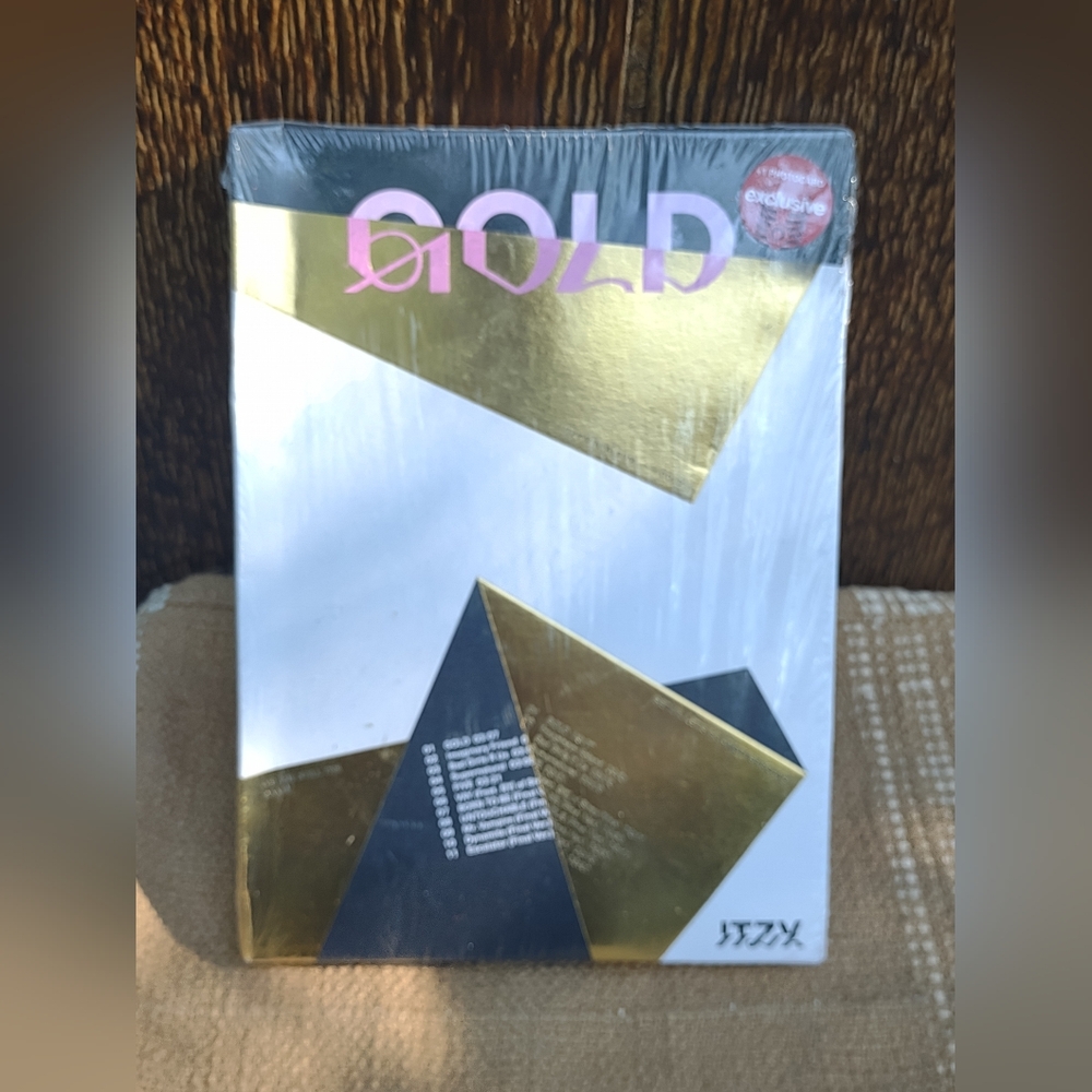 Gold by Itzy  2024 JYP Entertainment Korean Dance & K-Pop Mini Album CD
